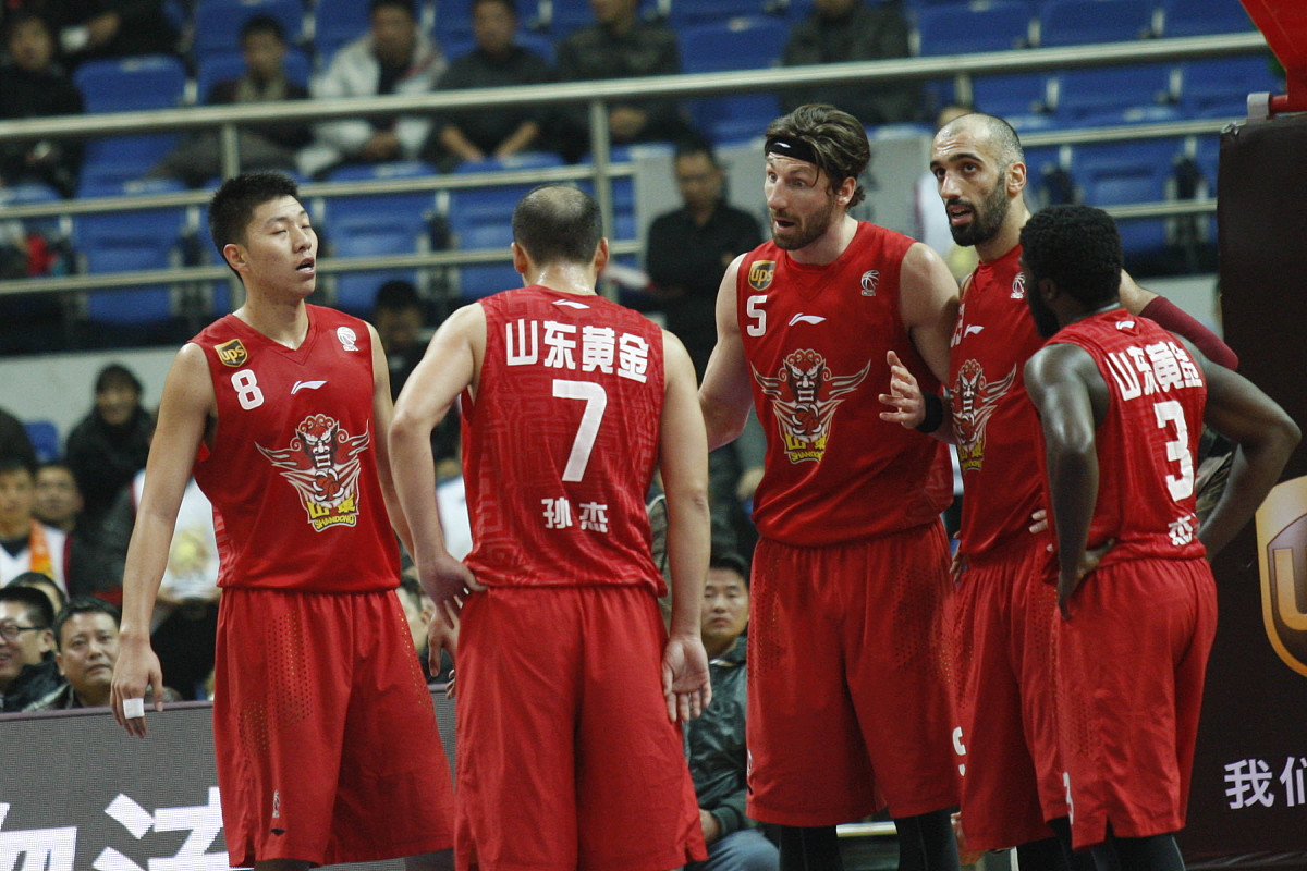 精彩瞬间再现：球队全员奋力拼搏，取得胜利！