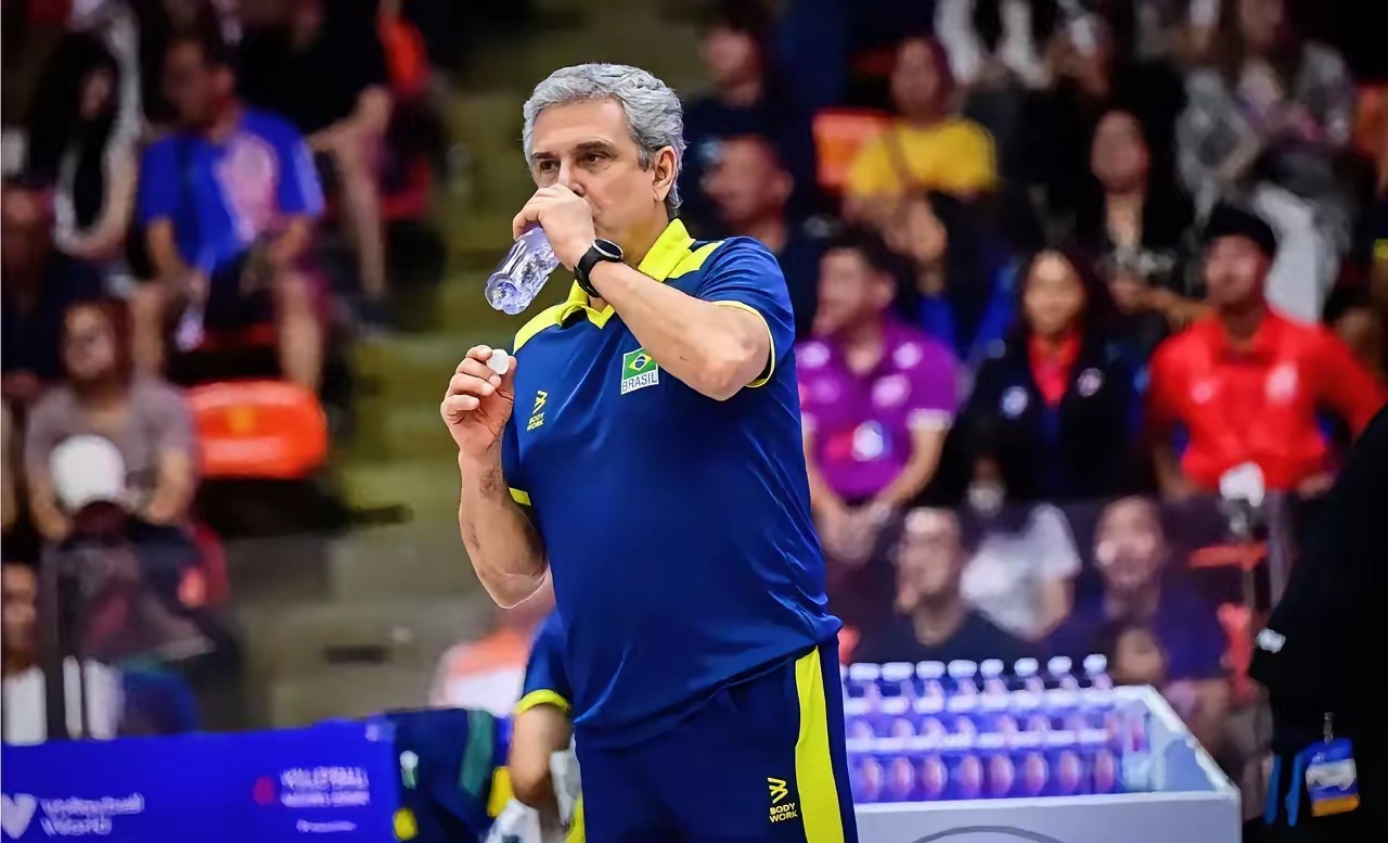 雷速官网-主教练在赛后采访中对球员的表现做出评价