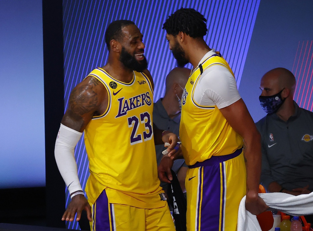 雷速官网下载-惊险突围赢得喝彩，选手拼尽全力迎来胜利