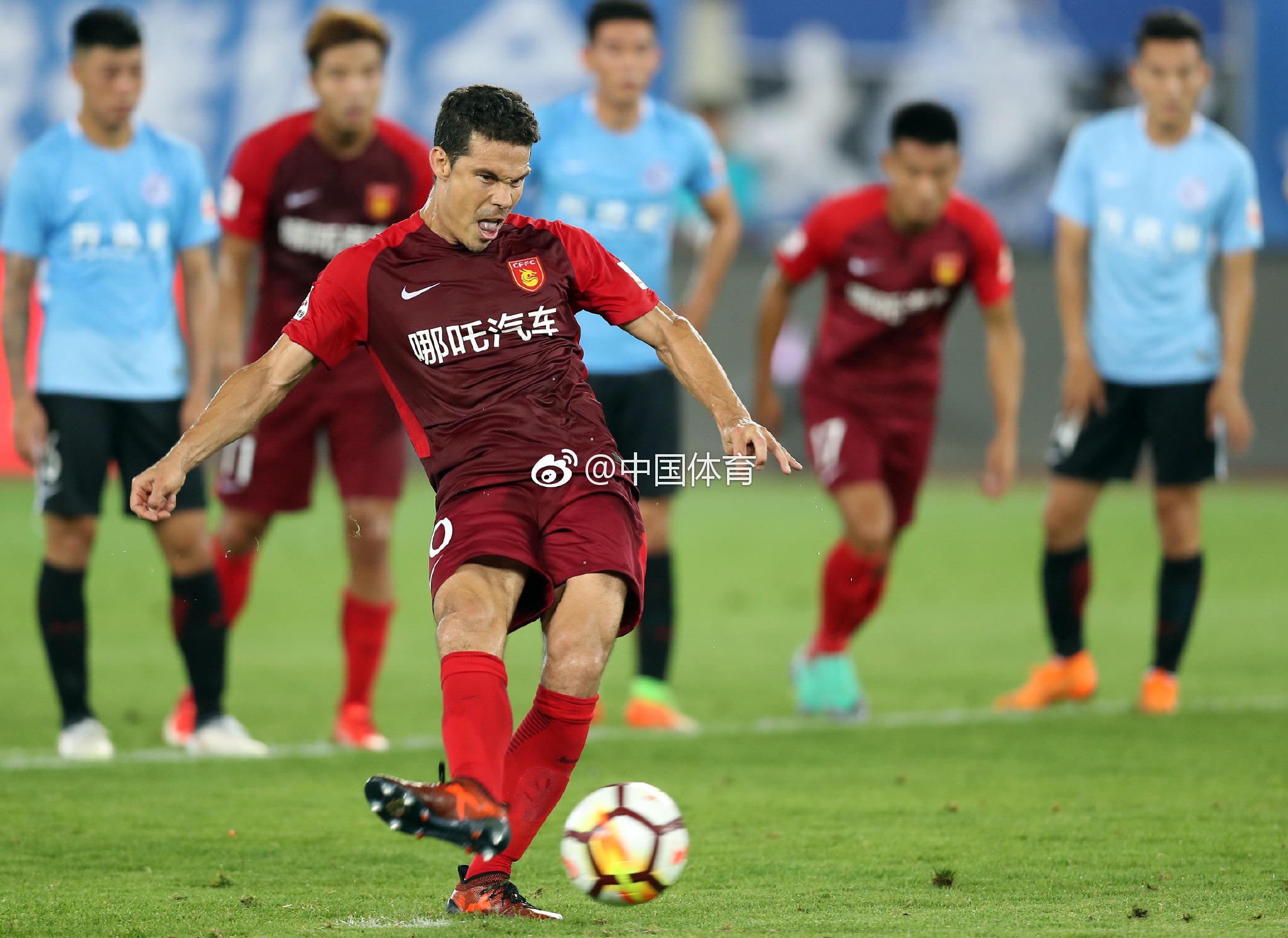 青岛济南主场战平大连一方，稳操胜券