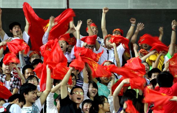 现场气氛火爆，观众尽情呐喊