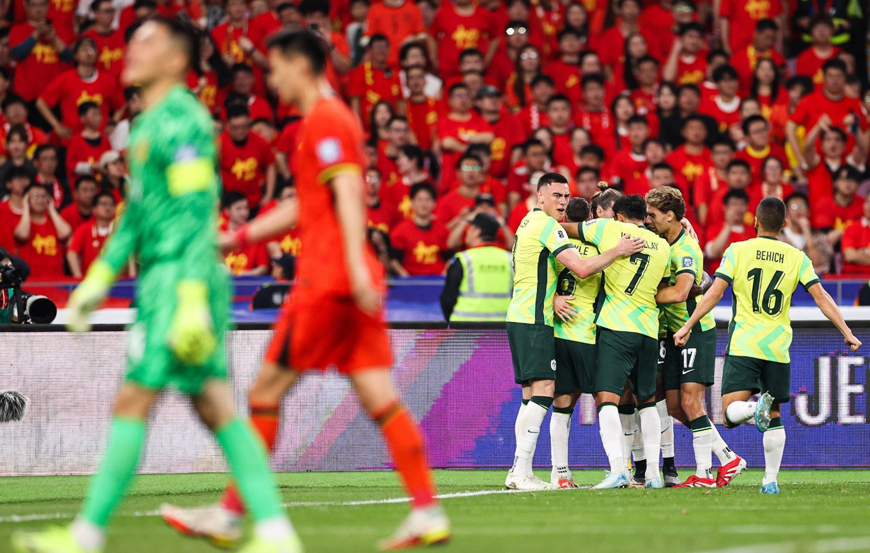 中国足球联赛赛况惊心动魄，众人瞩目