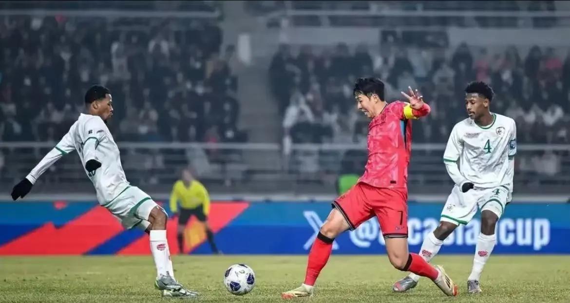 雷速官网-亚洲足球赛场上的豪门对抗，场上火花四溅