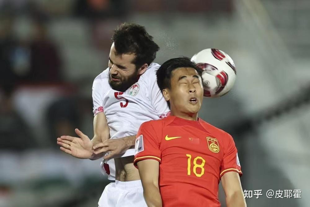 亚洲足球赛场上的豪门对抗,场上火花四溅 亚洲足球赛场上的豪门对抗,场上火花四溅