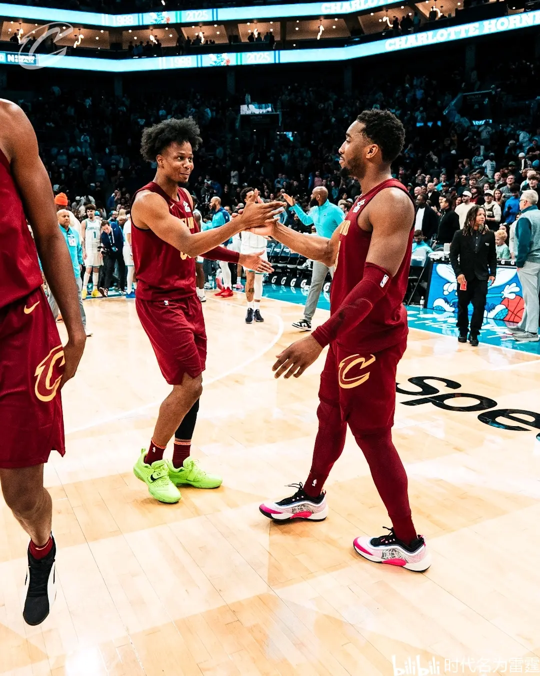 首发替补发挥出色，球队轻松取胜