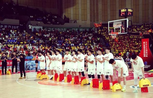 球队实力对比激烈，比赛氛围持续升温