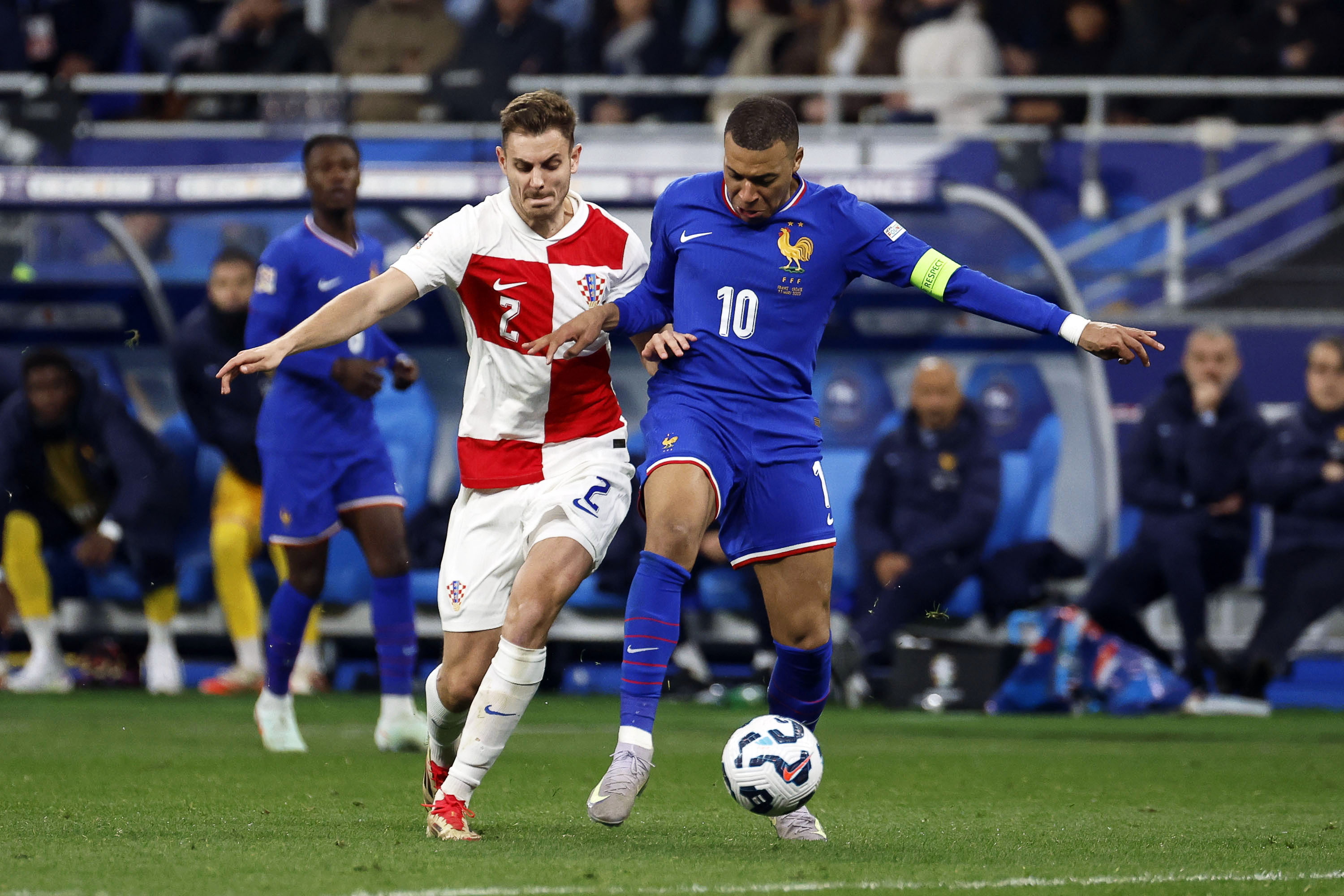 雷速官网-战火蔓延，欧国联半决赛展现激烈对抗