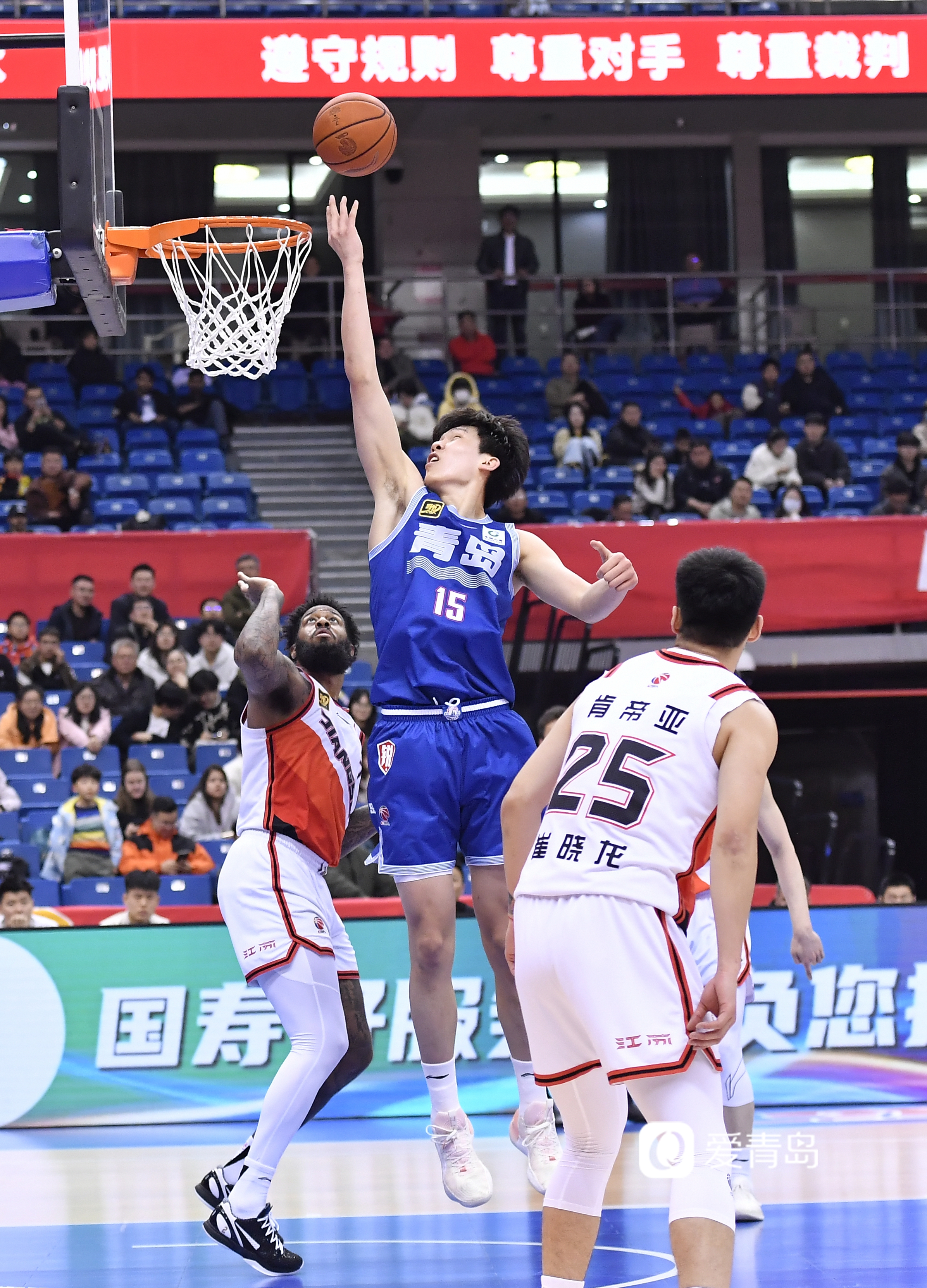 雷速官网-南京男篮惨败青岛队，陷入困境低迷