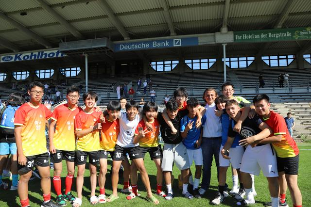 雷速官网-精彩足球比赛后球员互动合影，萌翻众人