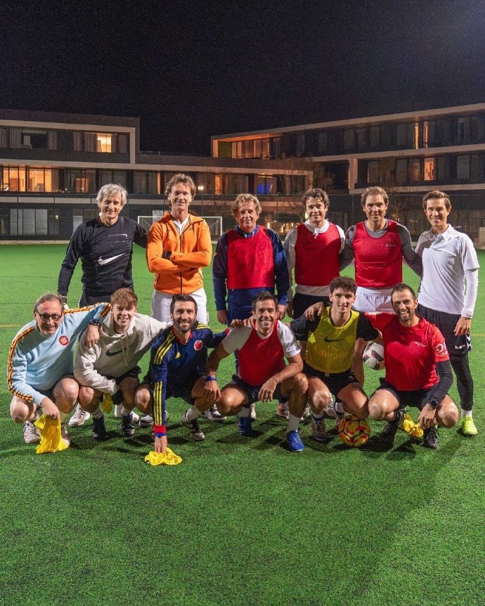 精彩足球比赛后球员互动合影,萌翻众人 精彩足球比赛后球员互动合影,萌翻众人