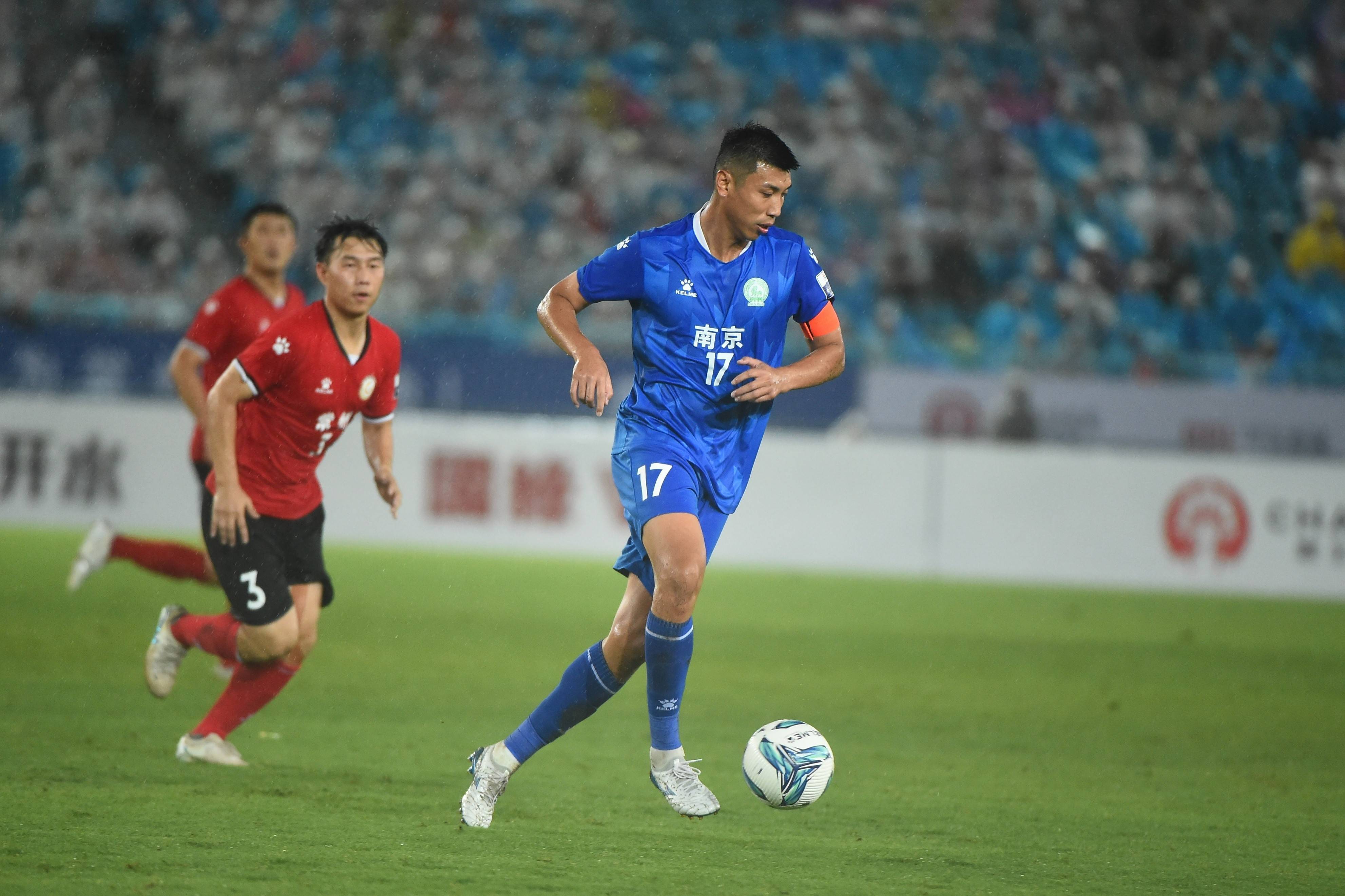 足球运动员在顶级比赛中展现实力