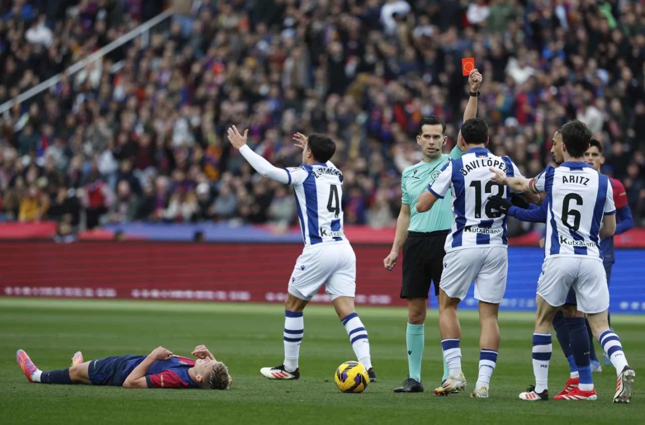 巴塞罗那球队在比赛中展现出久经沙场