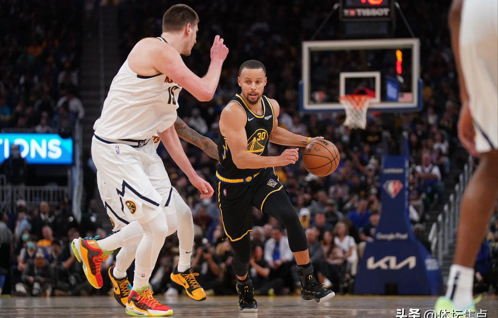 勇士队主场击败掘金队获得胜利