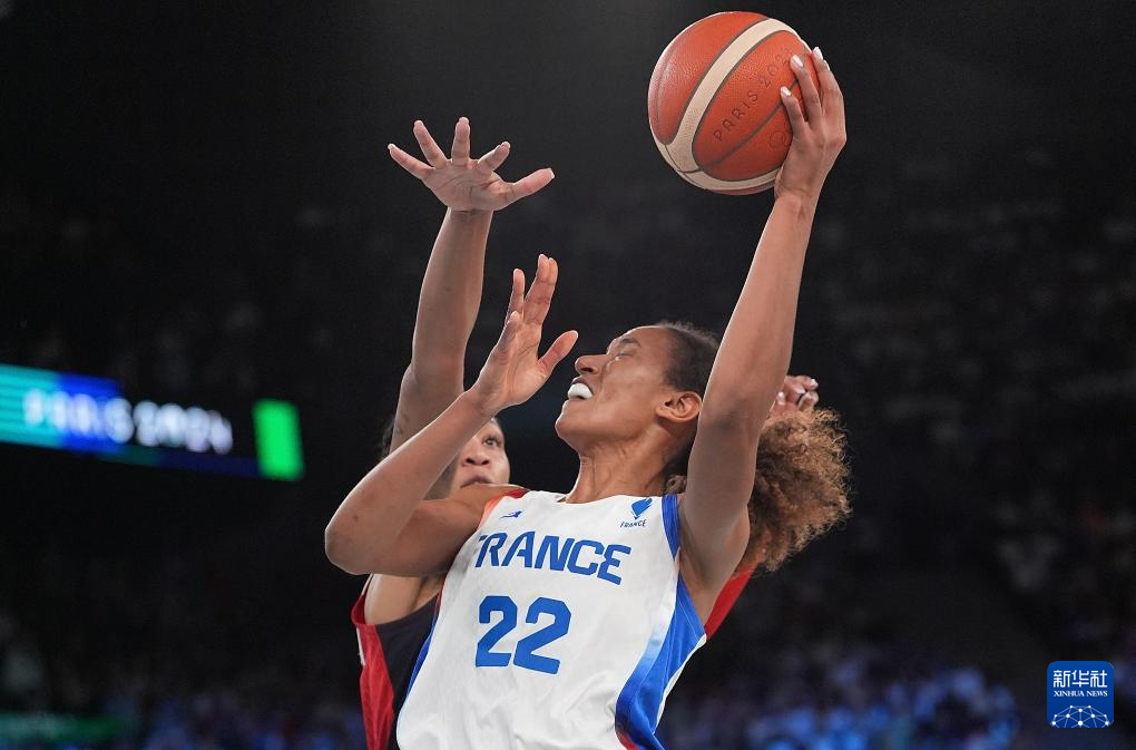 雷速官网-美国女子篮球队力克对手，暂居小组第一