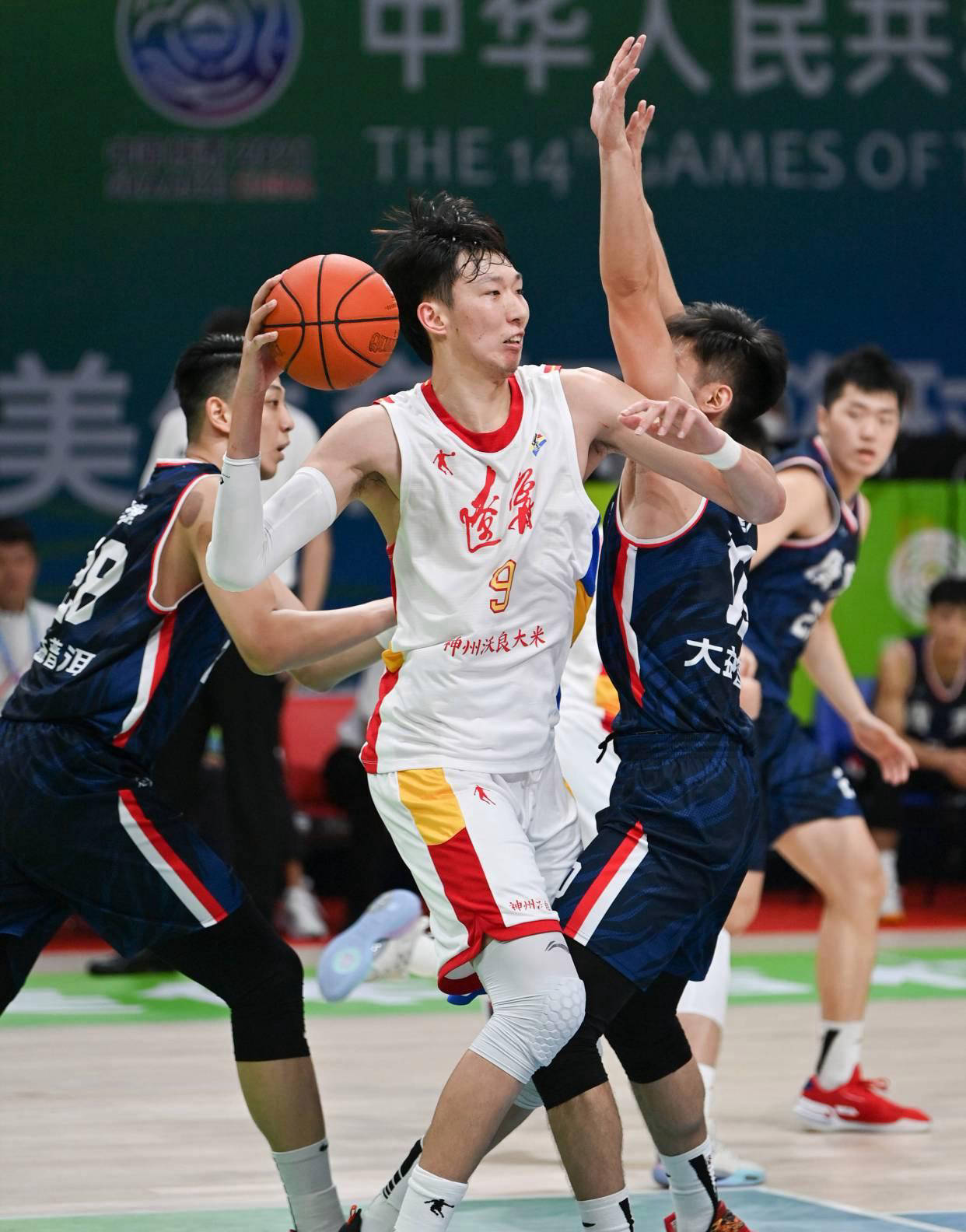 雷速直播-四川男篮备战河南队，全队士气高涨