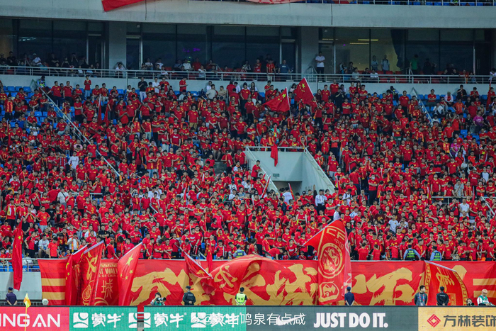 雷速直播-现场观众热情加油助阵支持球队