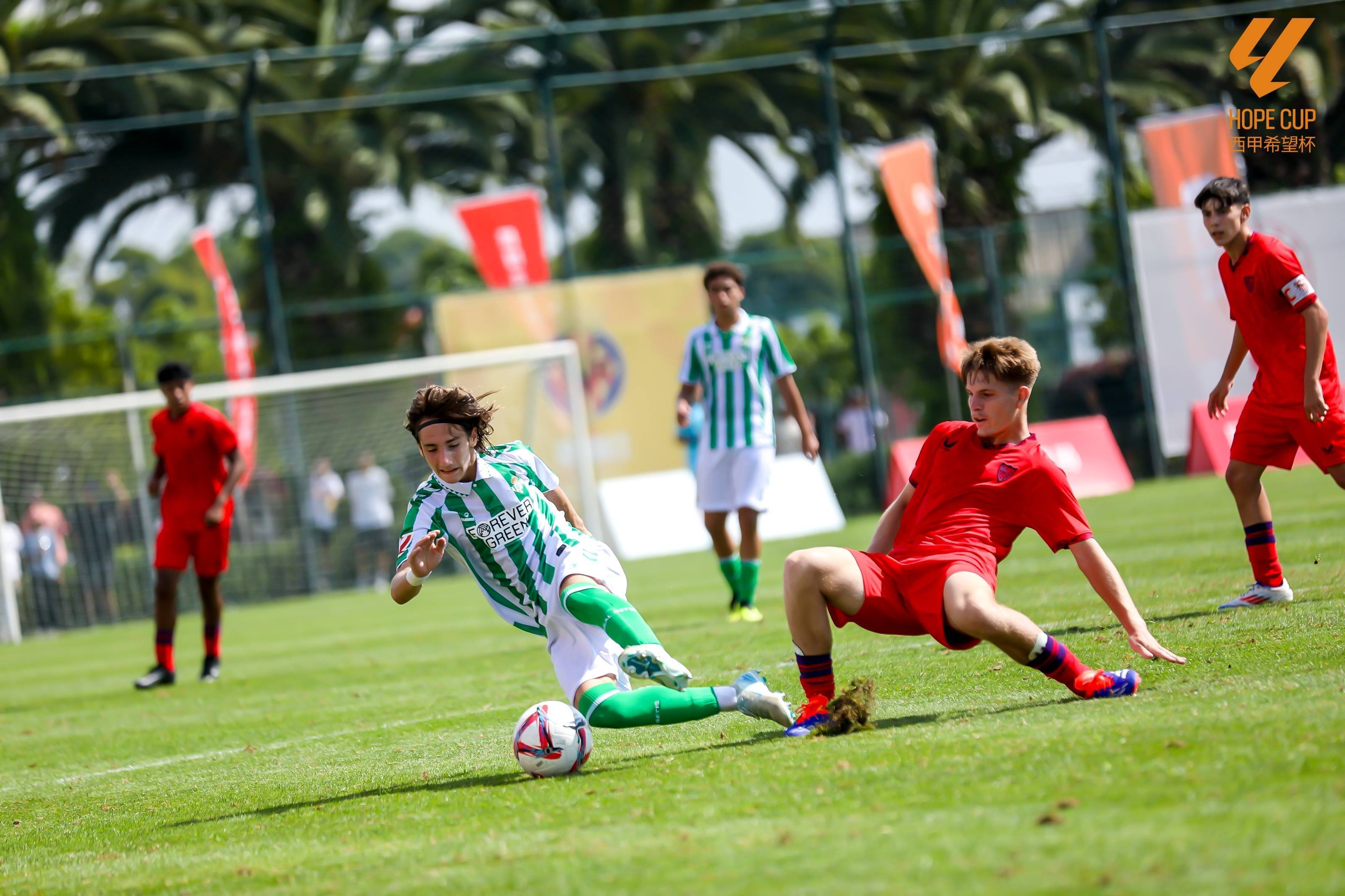 雷速官网-国内球队在足球赛事中捧得荣誉