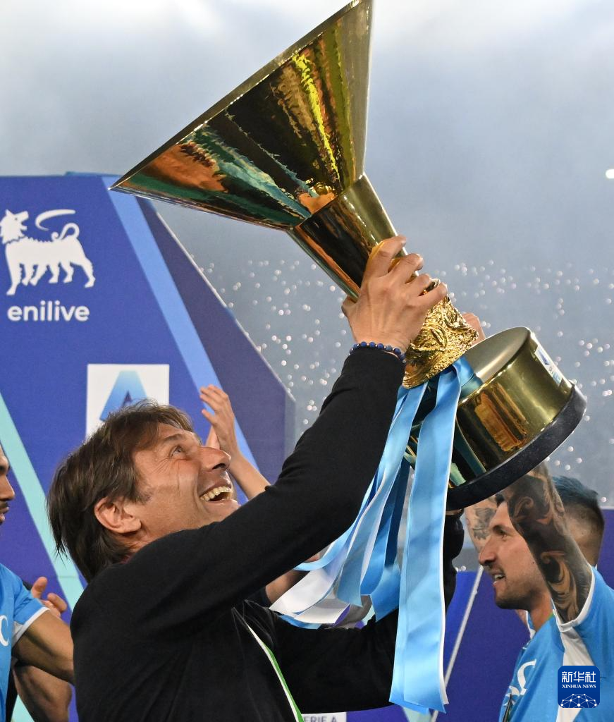 国内球队在足球赛事中捧得荣誉