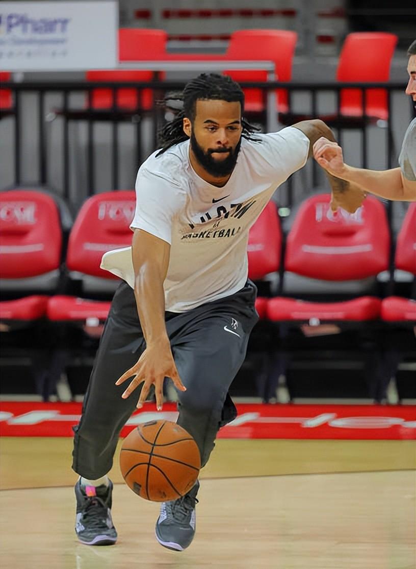 雷速官网下载-雄鹿锋线失效，球队整体实力下滑