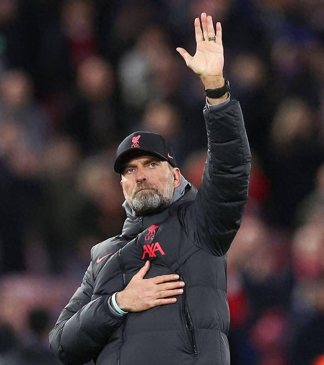 利物浦新帅上任后首次亮相，引领球队走出低谷