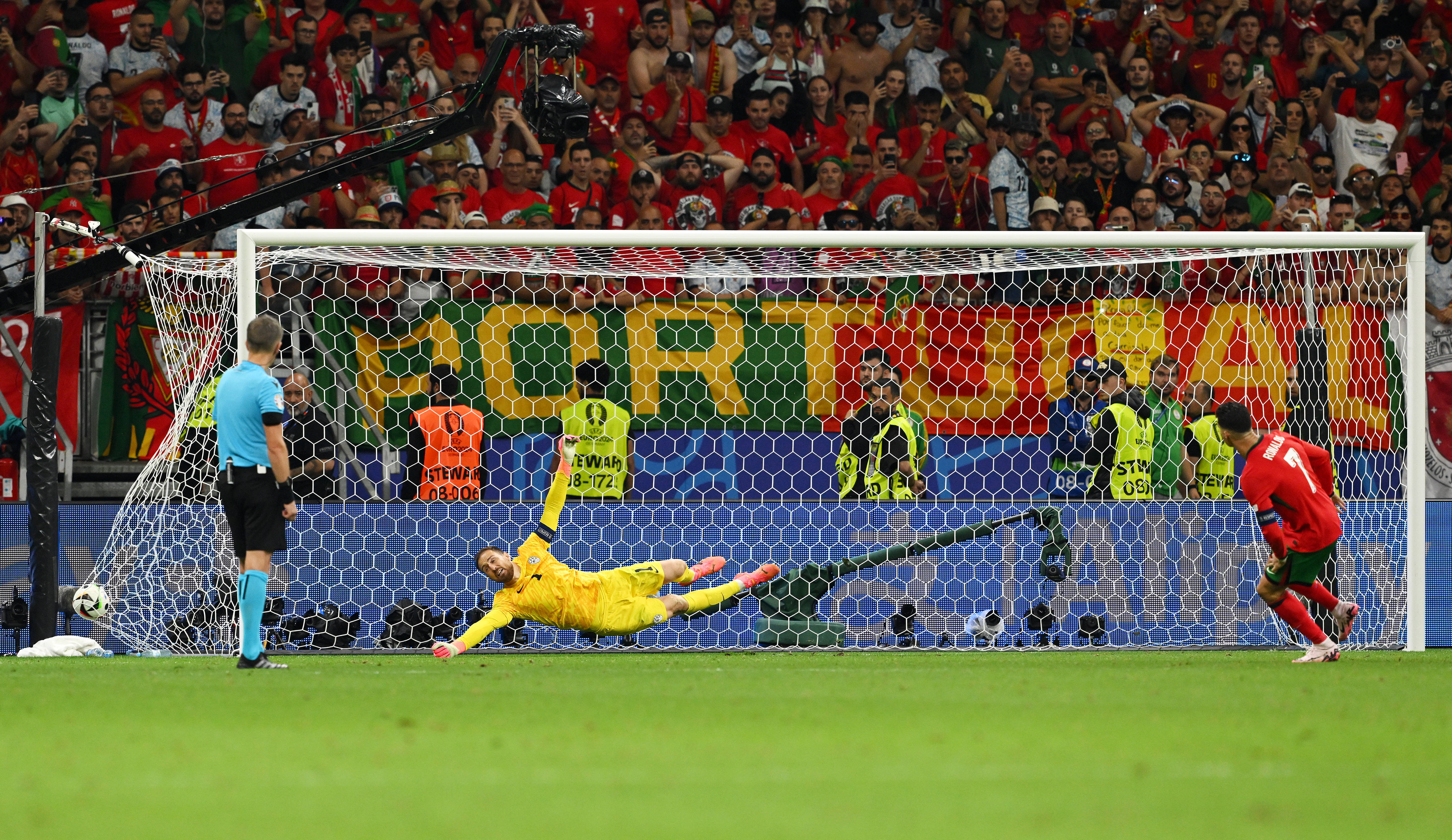 欧洲足球赛事开赛如火如荼，远走高飞