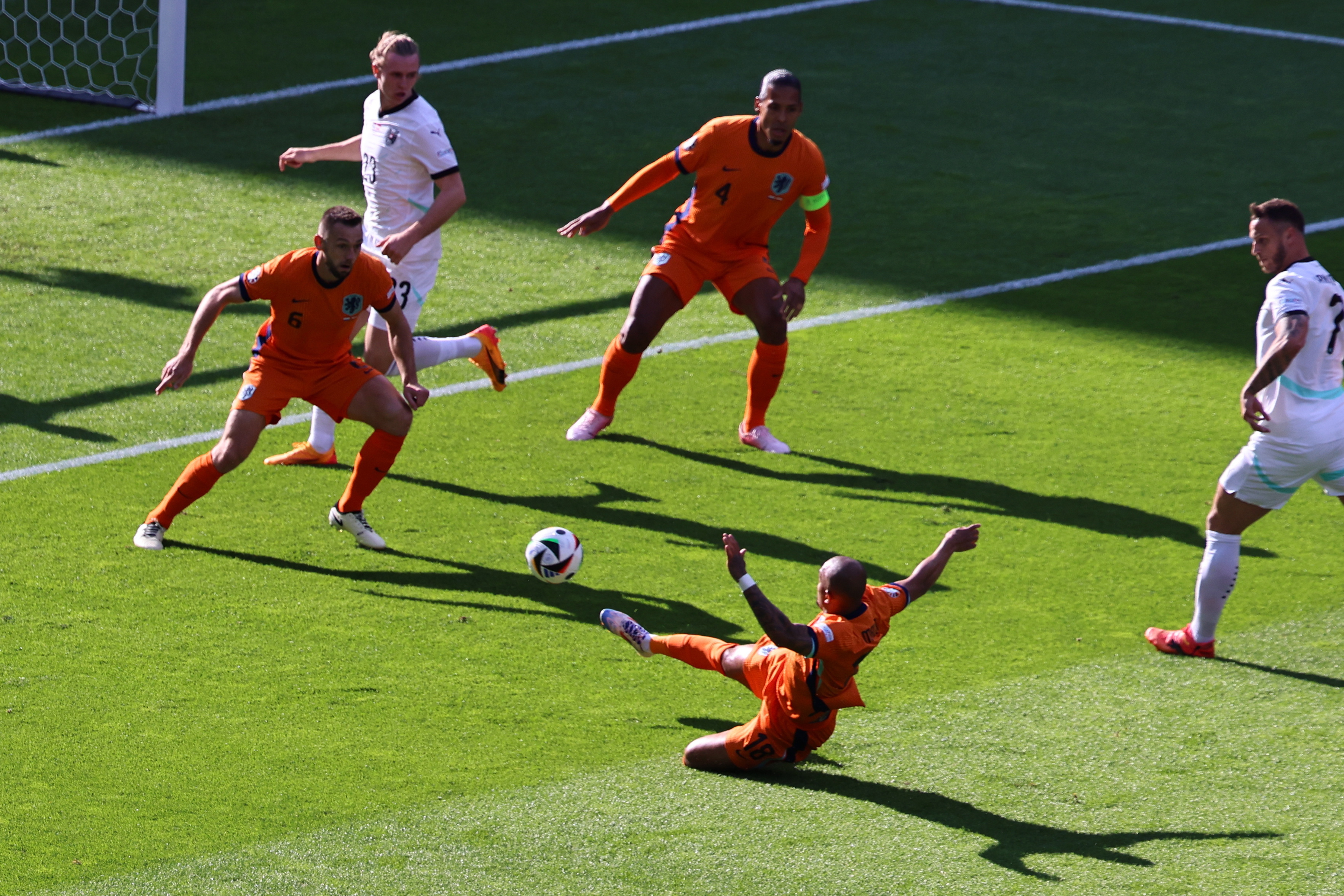 荷兰逆袭挺进欧洲杯，对手斯洛文尼亚遗憾出局