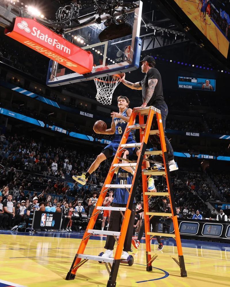 雷速官网-高空扣篮：美国篮球选手高难度表现惊艳全场