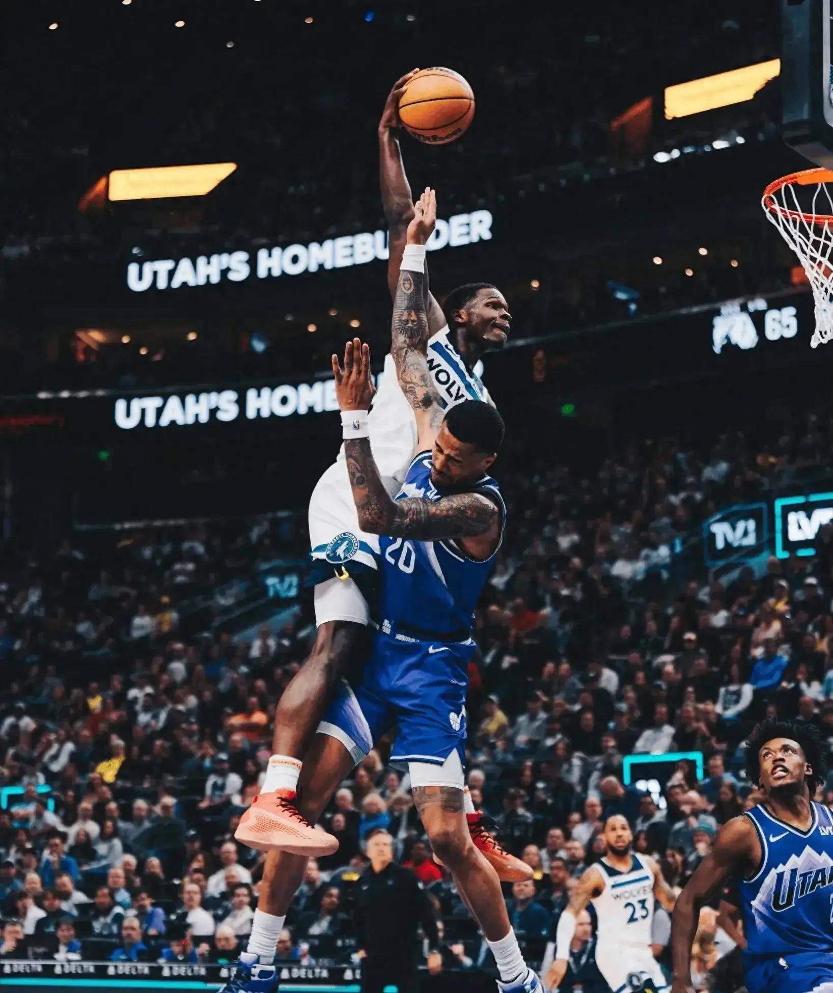 高空扣篮：美国篮球选手高难度表现惊艳全场