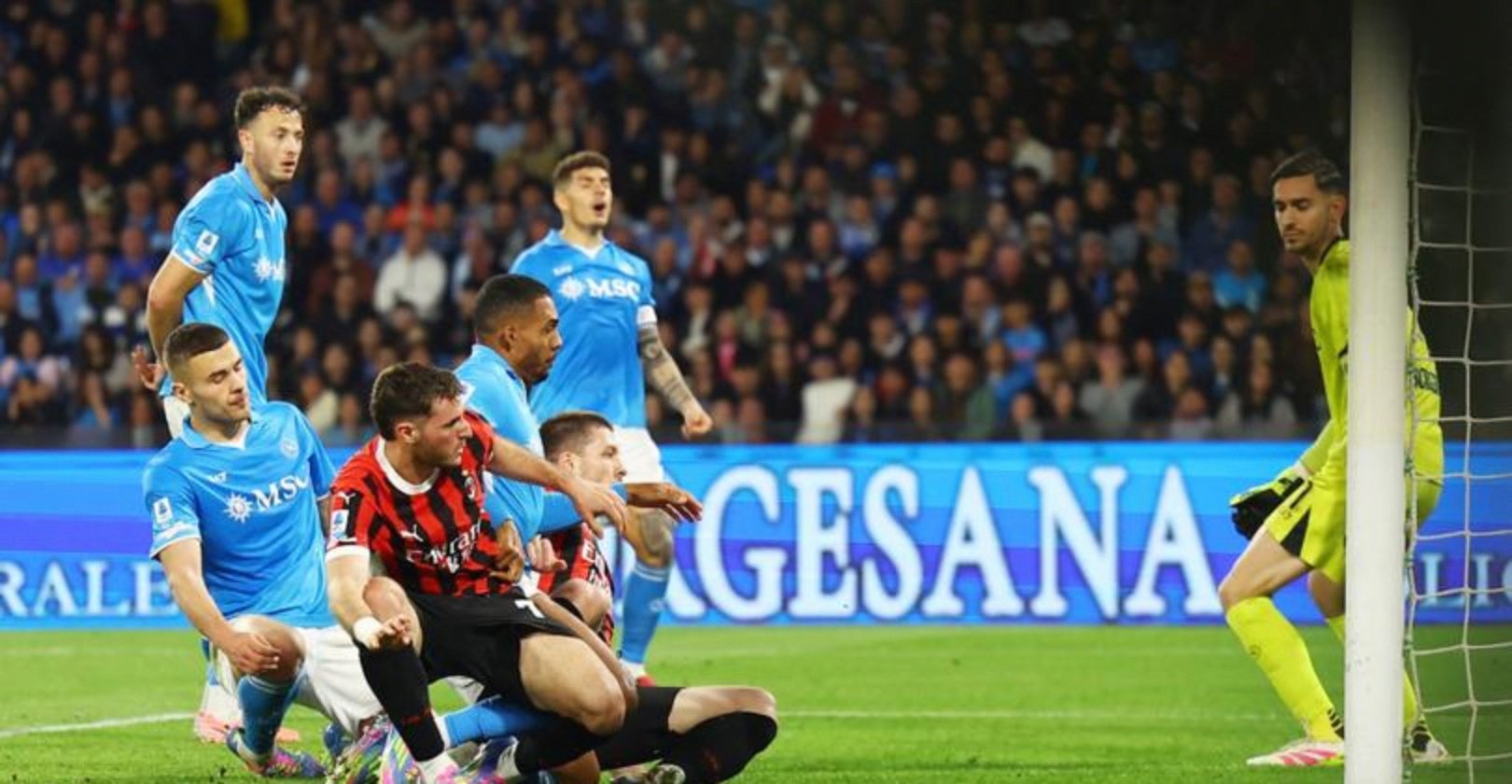 AC米兰主场战胜那不勒斯，牢牢守住榜首