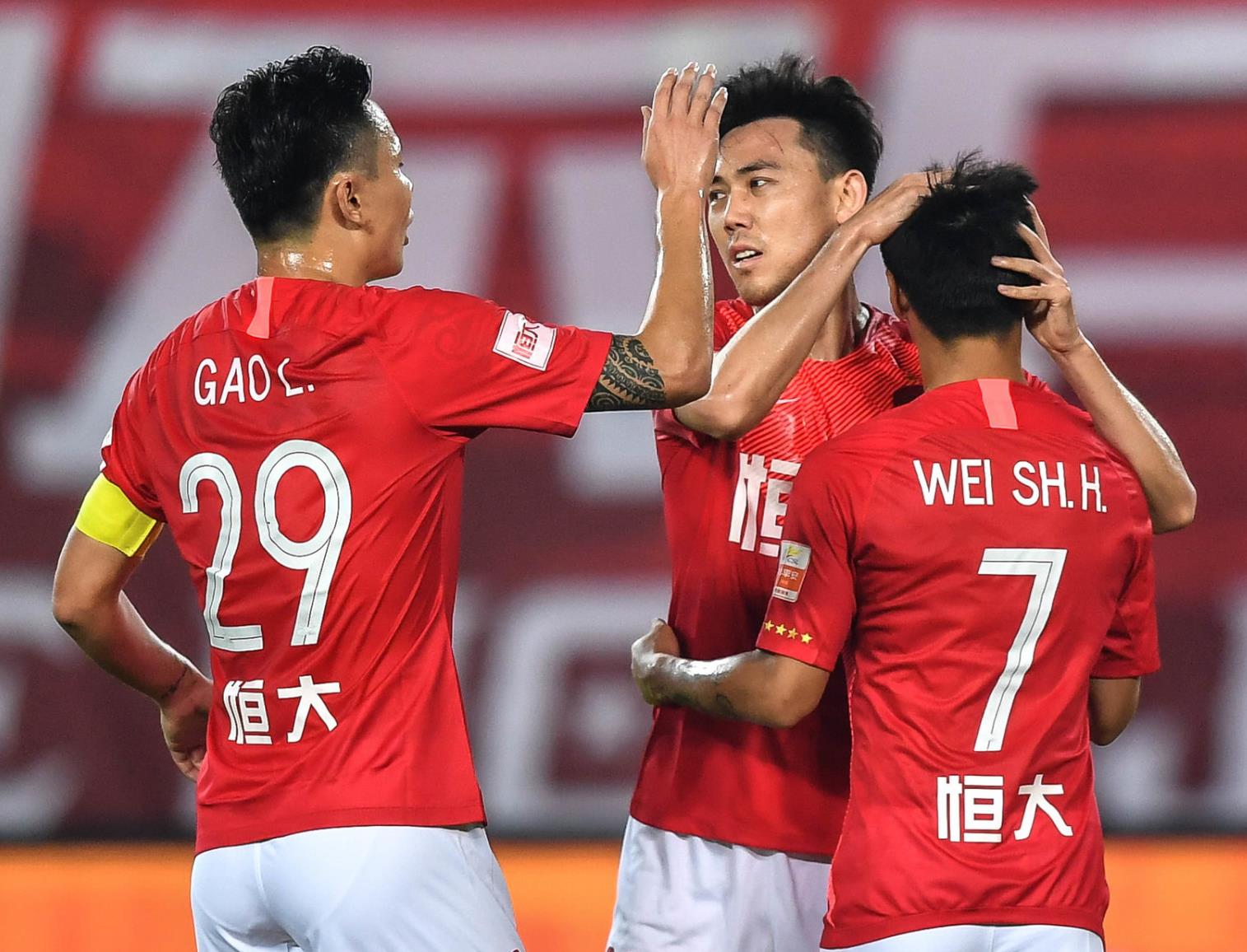 恒大主场战平鲁能，多点比赛